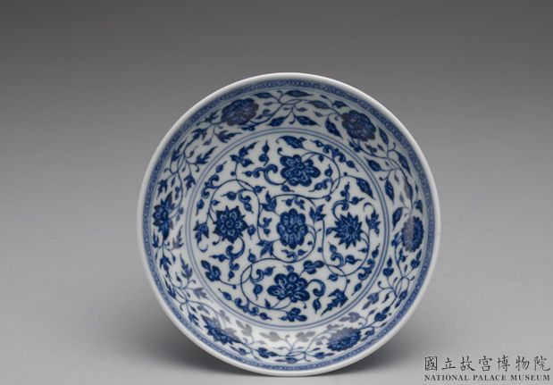 清 乾隆 青花西番蓮雷紋盤